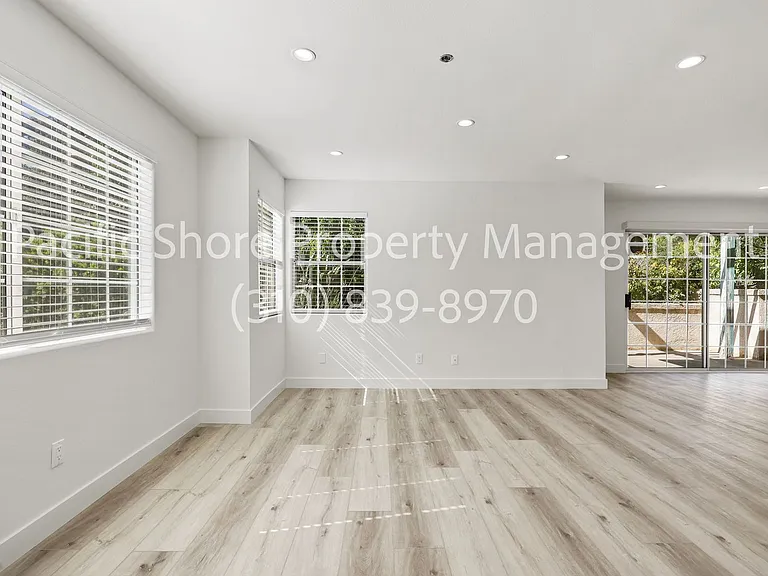 Montrose Apartments — Photo 2