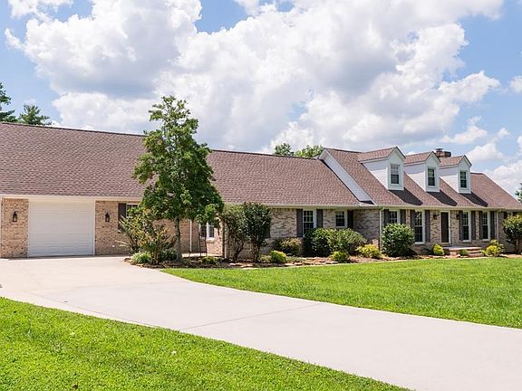 3rd image of 725 Liberty Ct