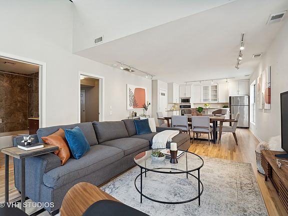 3rd image of 1640 W Diversey Pkwy APT 6