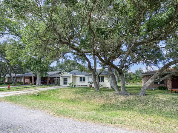 123 Cenizo St, Rockport, TX 78382