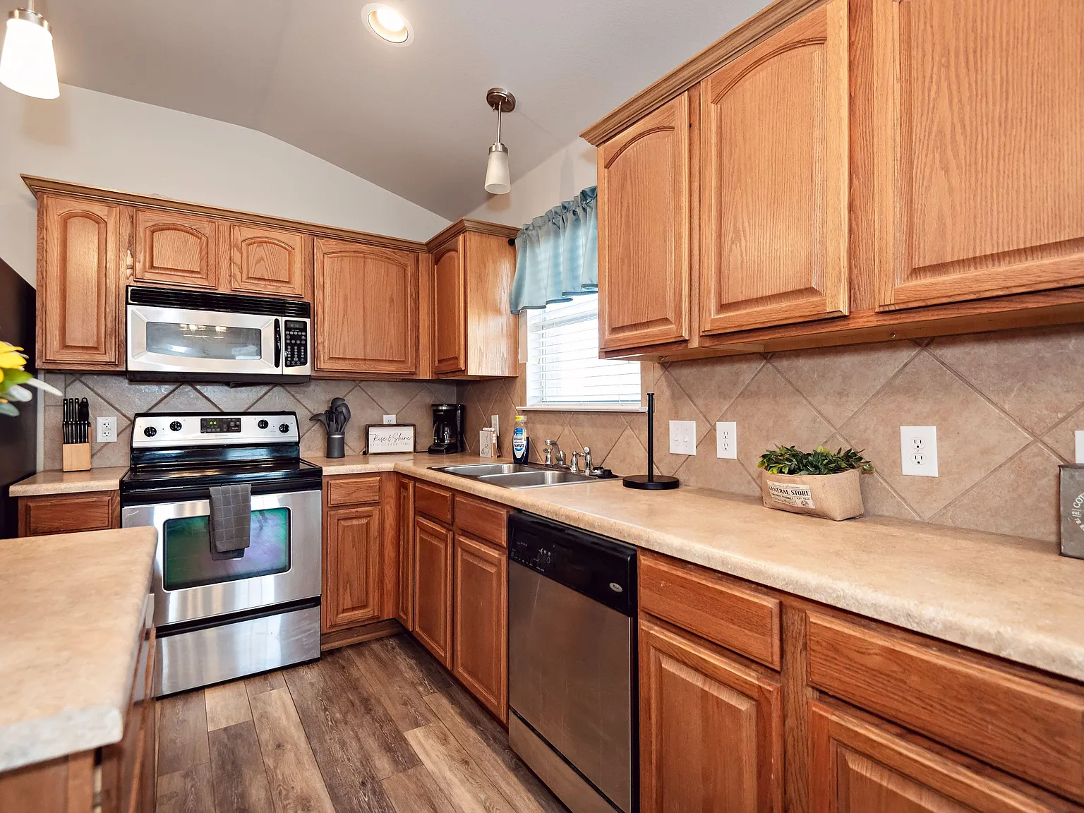 4 bed, 3.0 bath, 2326 sqft, $685 — Photo 4