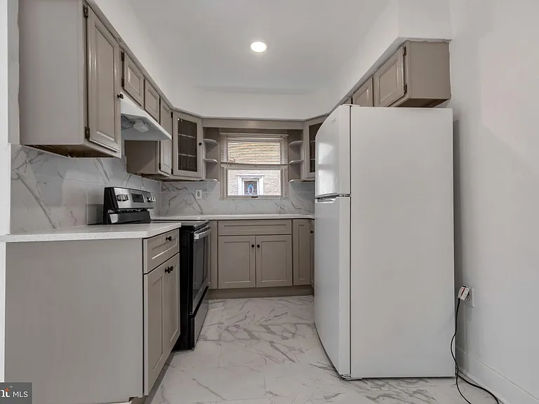 12 Montrose Ave — Photo 20