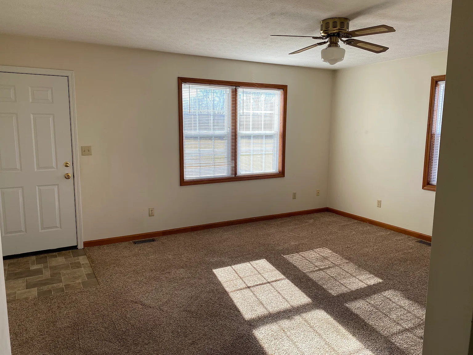 2 bed, 990 sqft, $750 — Photo 2
