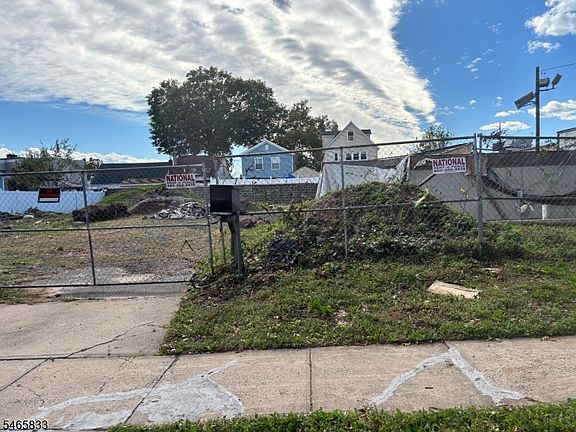 4th image of 1135 Clark St