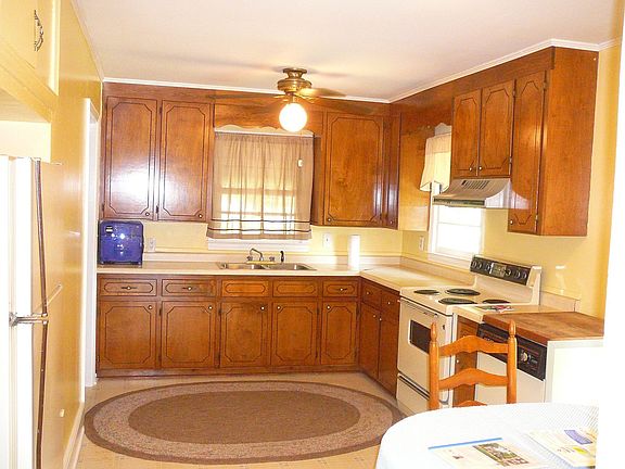 Kitchen w/dining area