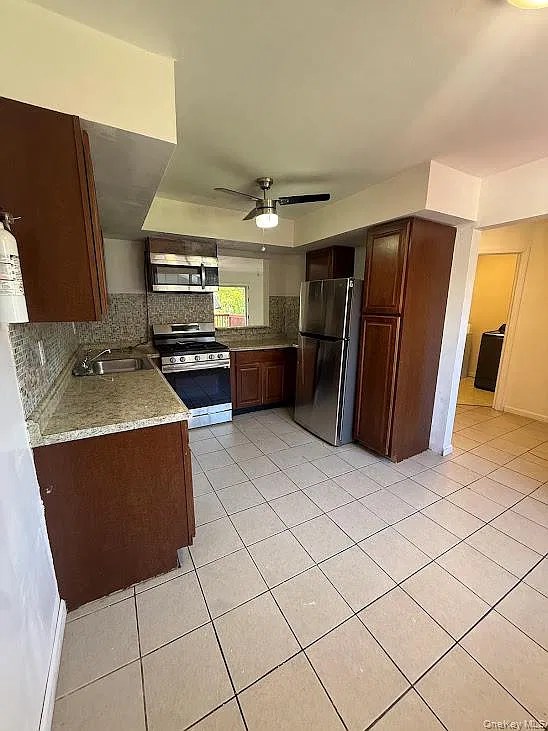 3 bed, 2.5 bath, 1588 sqft, $2,600 — Photo 3