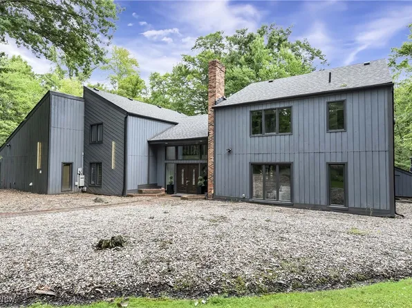 2925 Mill Gate Dr, Willoughby Hills, OH 44094