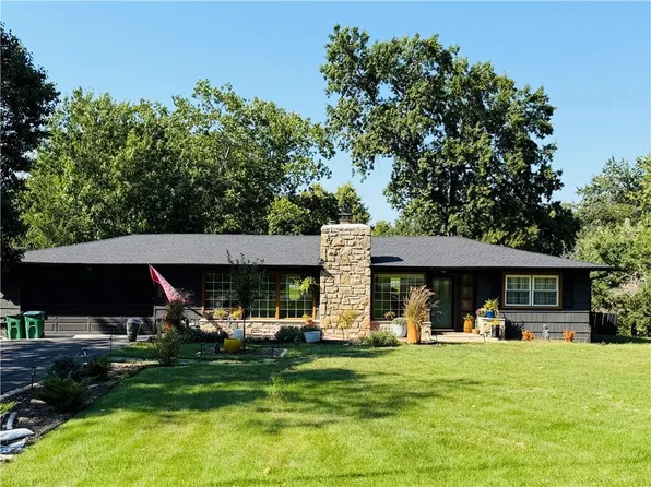 6004 NW Crystal Pool Dr, Platte Woods, MO 64151