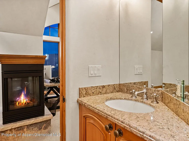 691 Pfister Dr — Photo 43