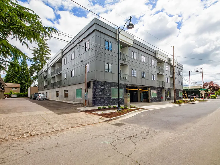 Lincoln Street Apartments — Photo 8