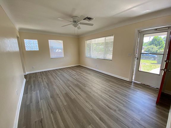 Entry/Living Room