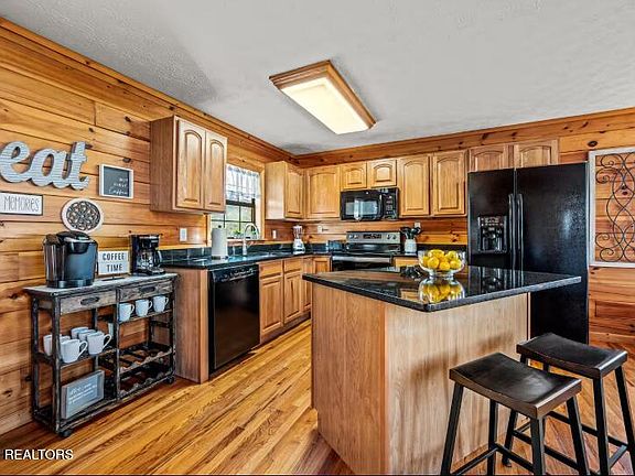 4th image of 1615 Pinewood Way