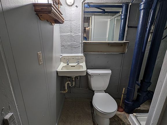 5th image of 622 W 10th St APT 1