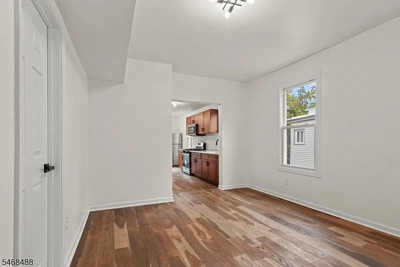 3 bed, 1.0 bath, 1200 sqft, $2,250 — Photo 3