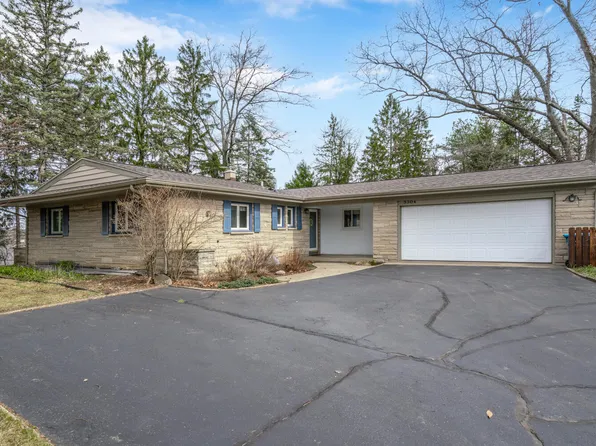 3304 Fair Oaks Dr, Kalamazoo, MI 49008