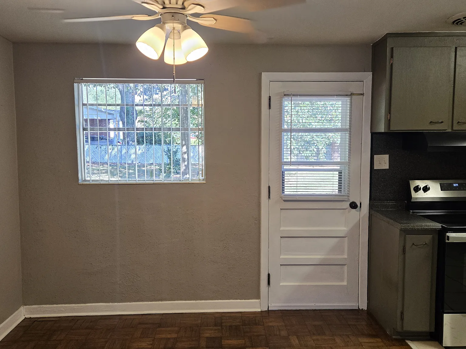 3 bed, 1.5 bath, 1100 sqft, $1,600 — Photo 4