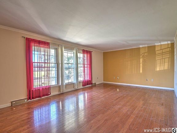 4th image of 627 Alexander Spring Rd