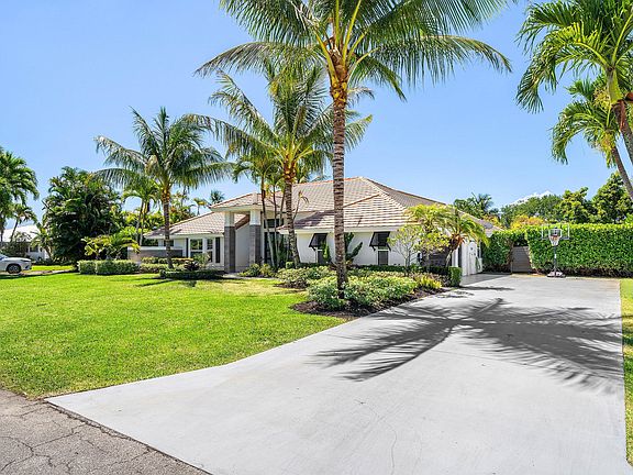 3rd image of 916 SW 37th Court
