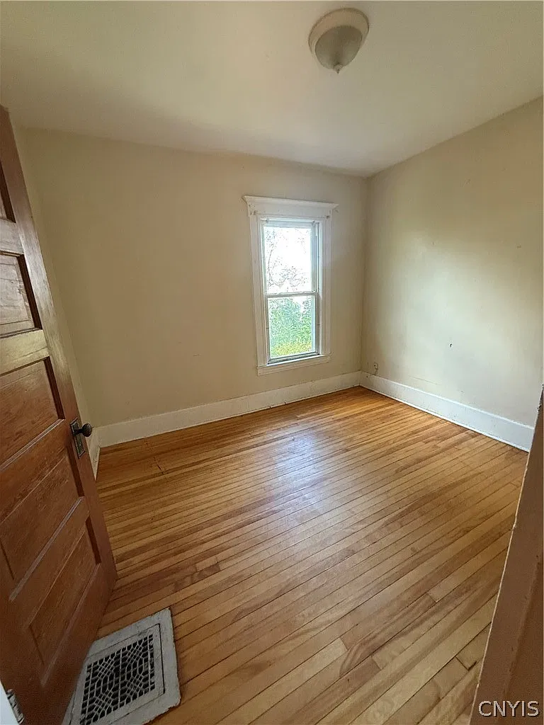 4 bed, 1.0 bath, 1378 sqft, $2,500 — Photo 2