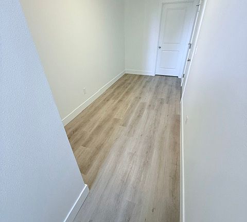 3rd image of 2550 25th Ave