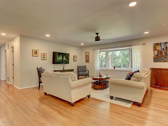 5th image of 421 Park Dr