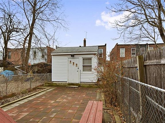 3rd image of 950 E 215th St