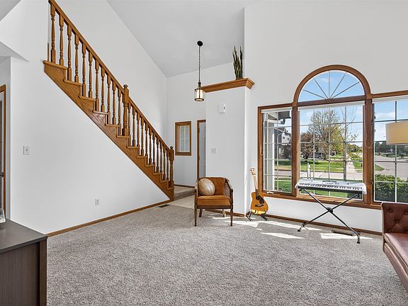 3rd image of 617 SE Meadowlark Dr
