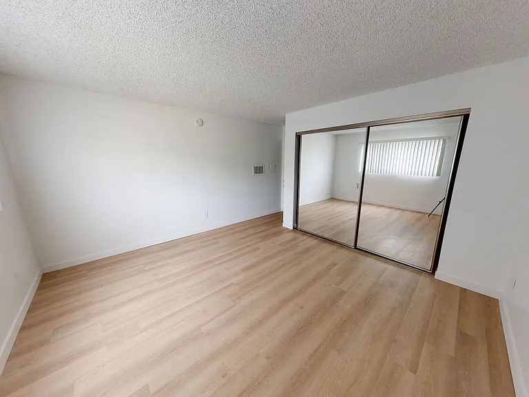 Royal Terrace Apartments — Photo 14