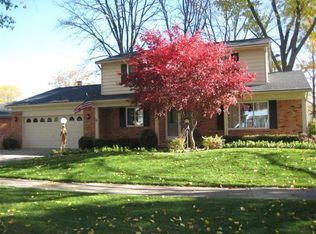 6634 Emerald Lake Dr, Troy, MI 48085