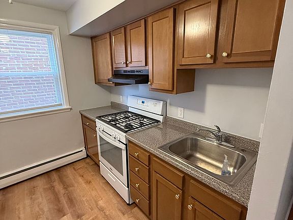 4th image of 638 Devereaux Ave Floor 1