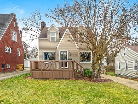 3rd image of 923 Lanterman Ave