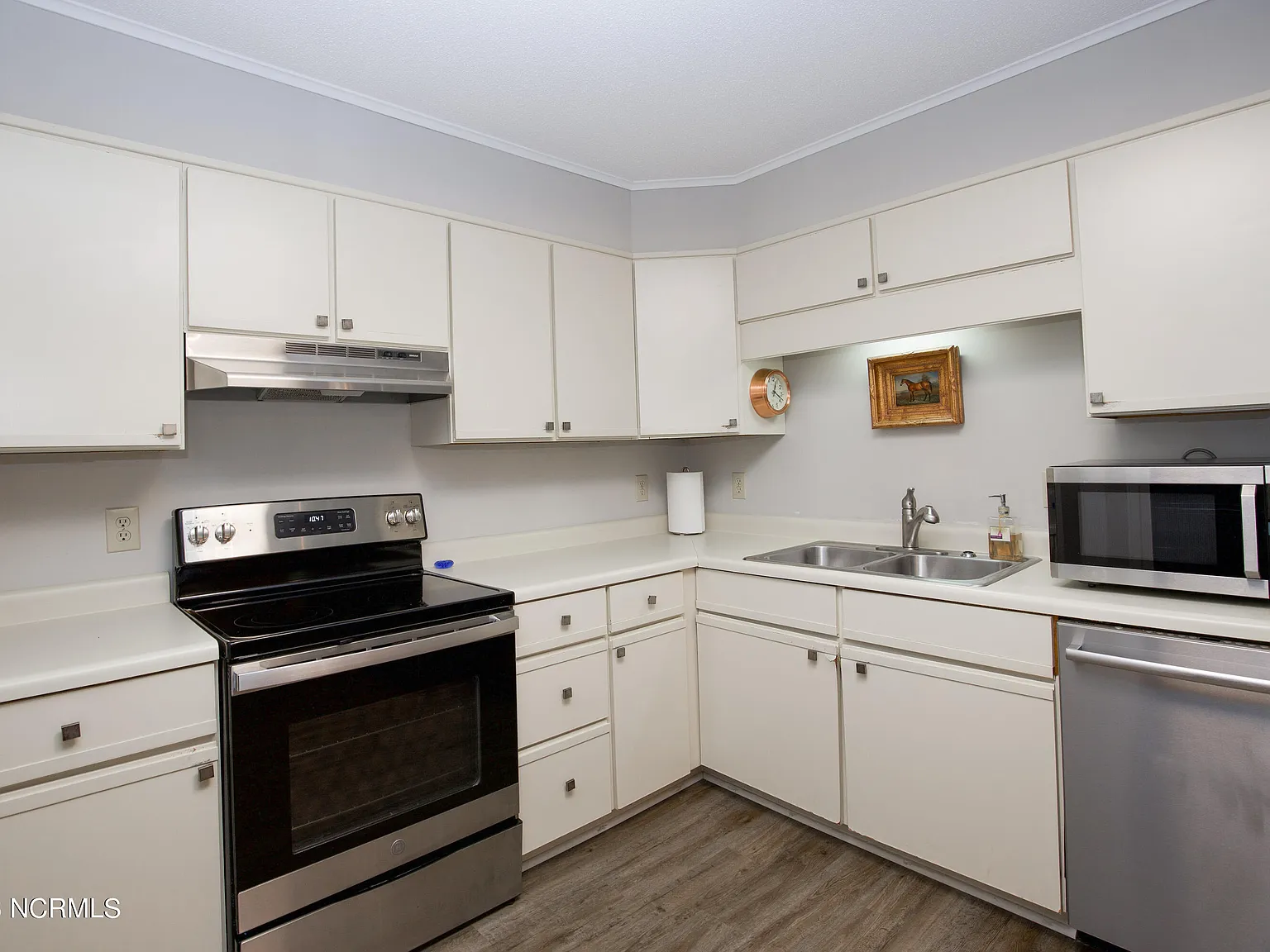 2 bed, 2.0 bath, 1420 sqft, $2,200 — Photo 3