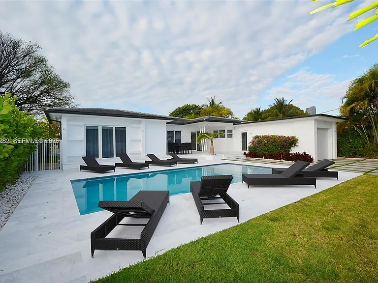 880 N Venetian Dr — Photo 26