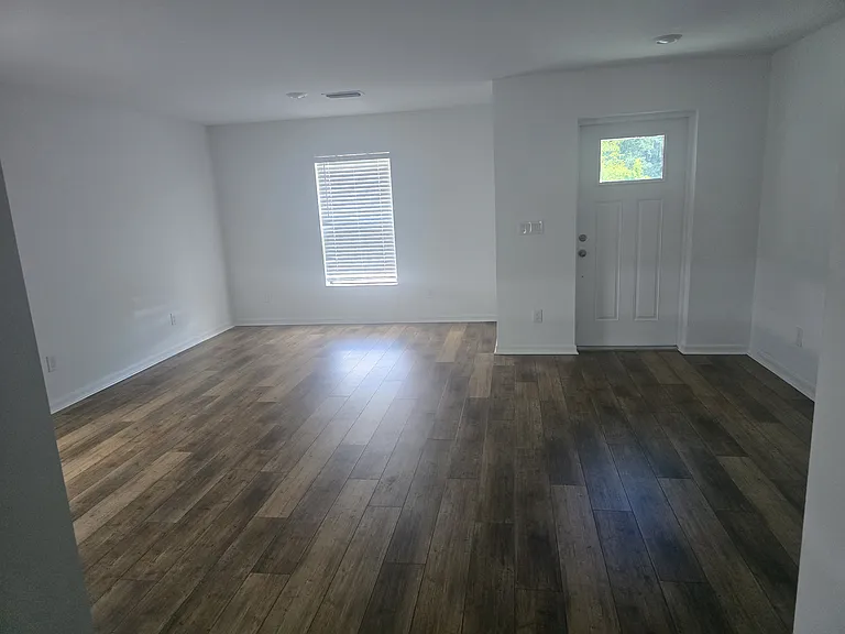1421 Bush St W — Photo 3