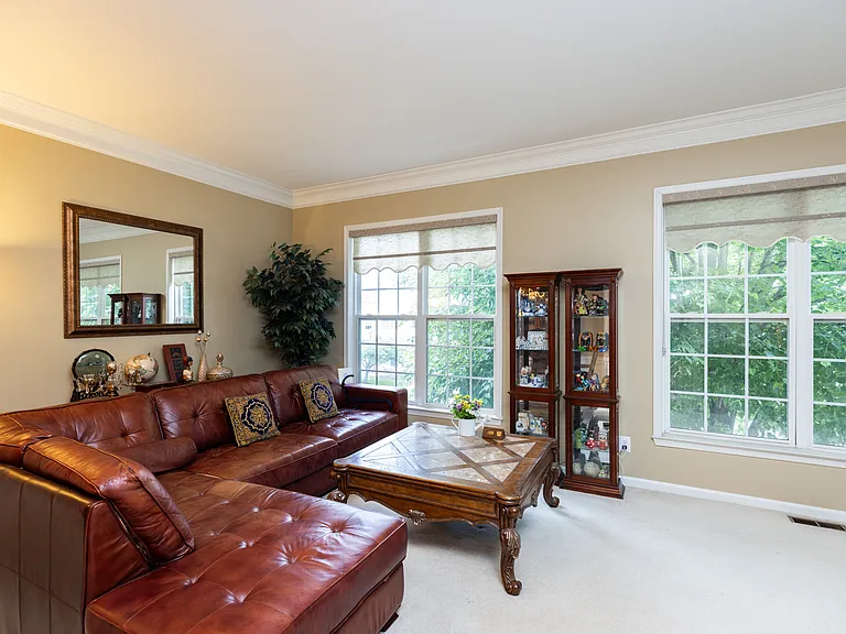 703 W Oakmeade Dr — Photo 8