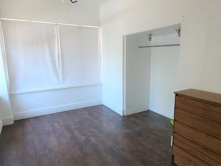 Euclid Ave - A 4 bedroom 2 bathroom Historic house with AC — Photo 14