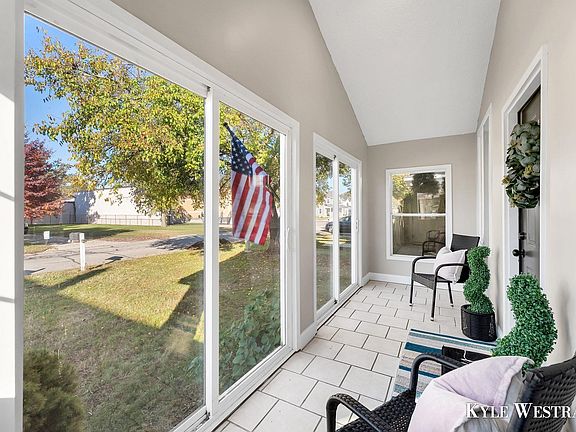 5th image of 438 W 20th St