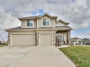 917 Savannah Dr, Greenwood, MO 64034