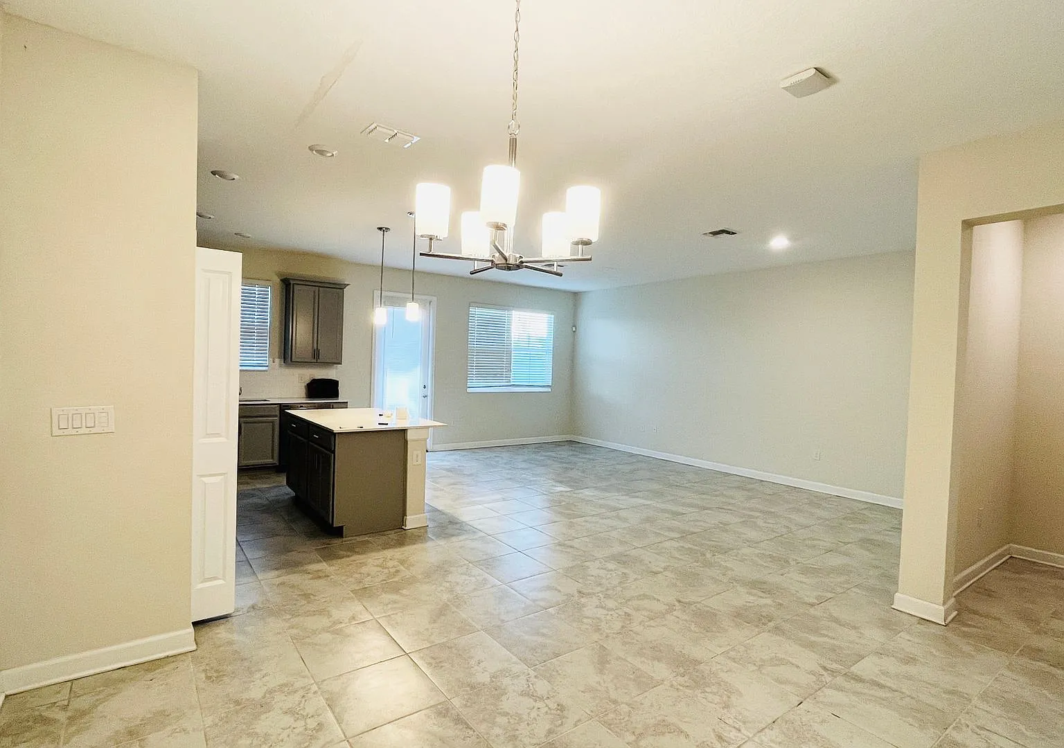 3 Beds 2.5 Baths Townhouse In Storey Lake — Photo 2