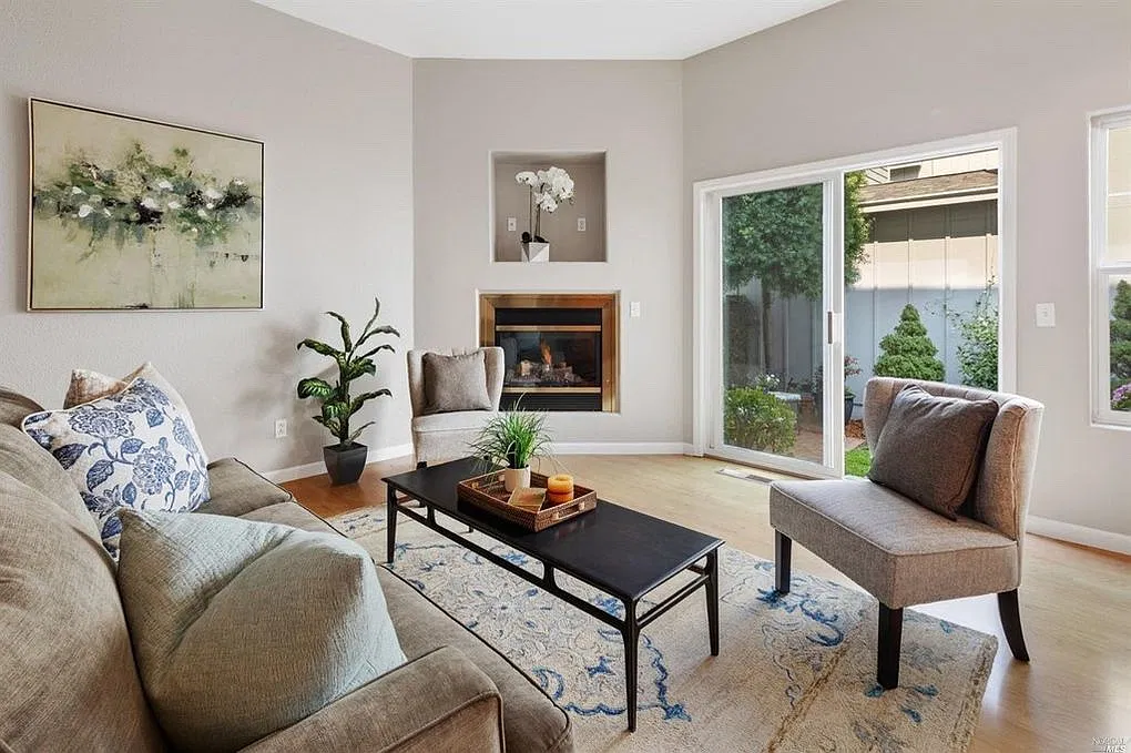 3 bed, 2.5 bath, 2400 sqft, $4,100 — Photo 3