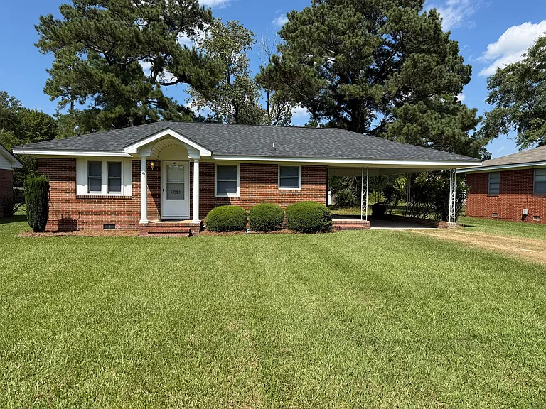 142 Hubert Dr — Photo 1