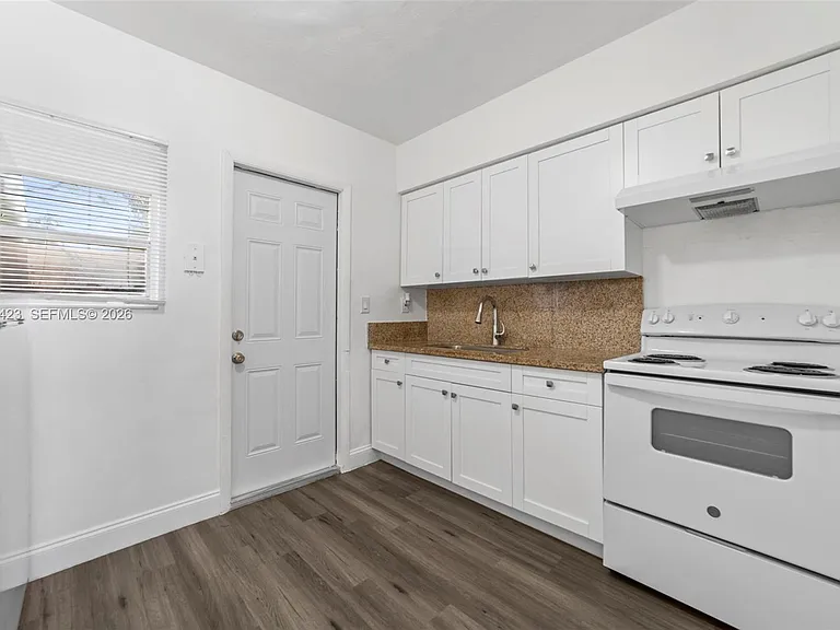 15940 NE 19th Ct #3 — Photo 7