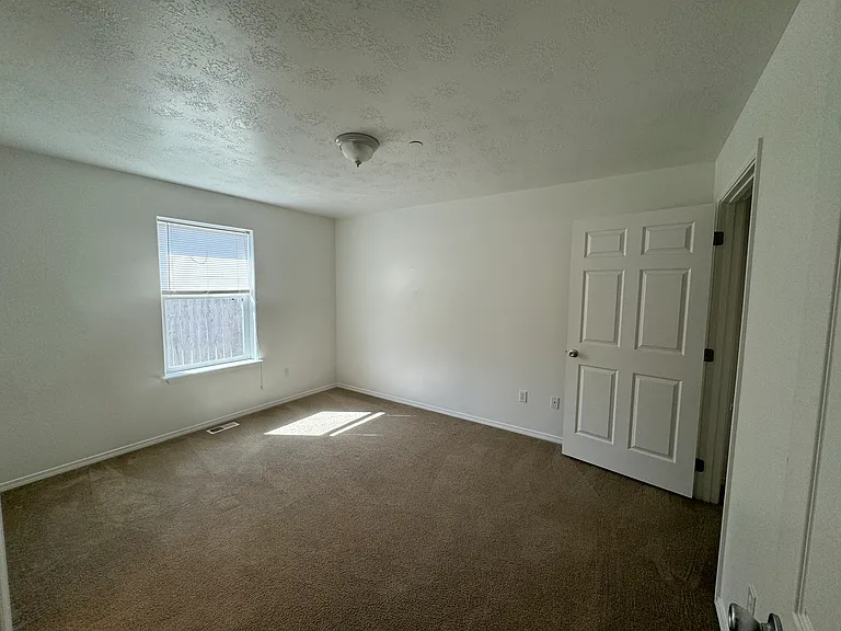 915 NW Maggie Ct #B — Photo 17