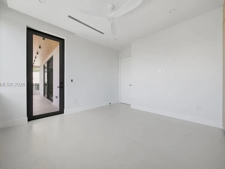 3318 NE 16th Pl — Photo 86