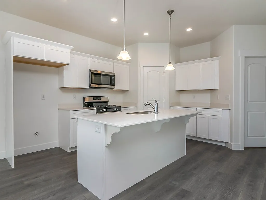 4 bed, 2.5 bath, 2337 sqft, $2,300 — Photo 3