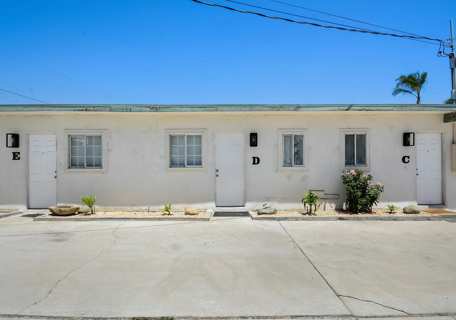 Foothill Villa — Photo 1