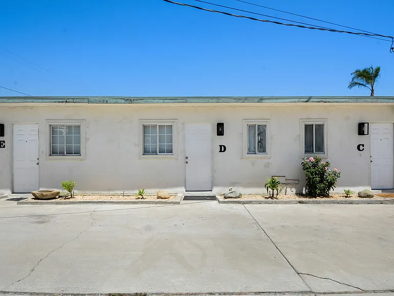 Foothill Villa — Photo 1
