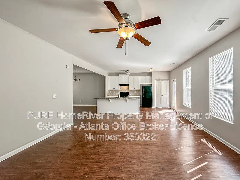 4 bed, 2.5 bath, 1940 sqft, $2,025 — Photo 3