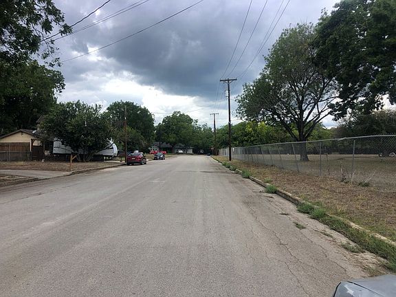 4th image of 505 N Veramendi Ave