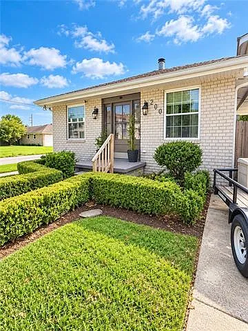 3 bed, 2.0 bath, 1700 sqft, $2,300 — Photo 3